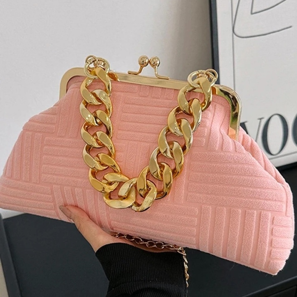 Chic Chain Kiss Lock Bag - Picture 3 of 4